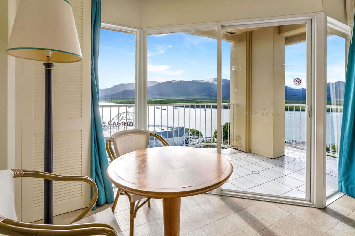 Hypo-allergenic bedding, minibar, in-room safe, desk