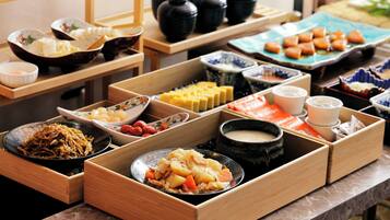 Una variedad de platos y recipientes sobre una mesa, incluyendo cuencos, platos y cajas.