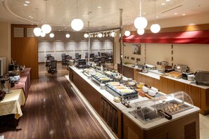 Petit déjeuner, déjeuner et dîner servis sur place