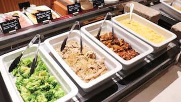 Daily buffet breakfast (JPY 2200 per person)