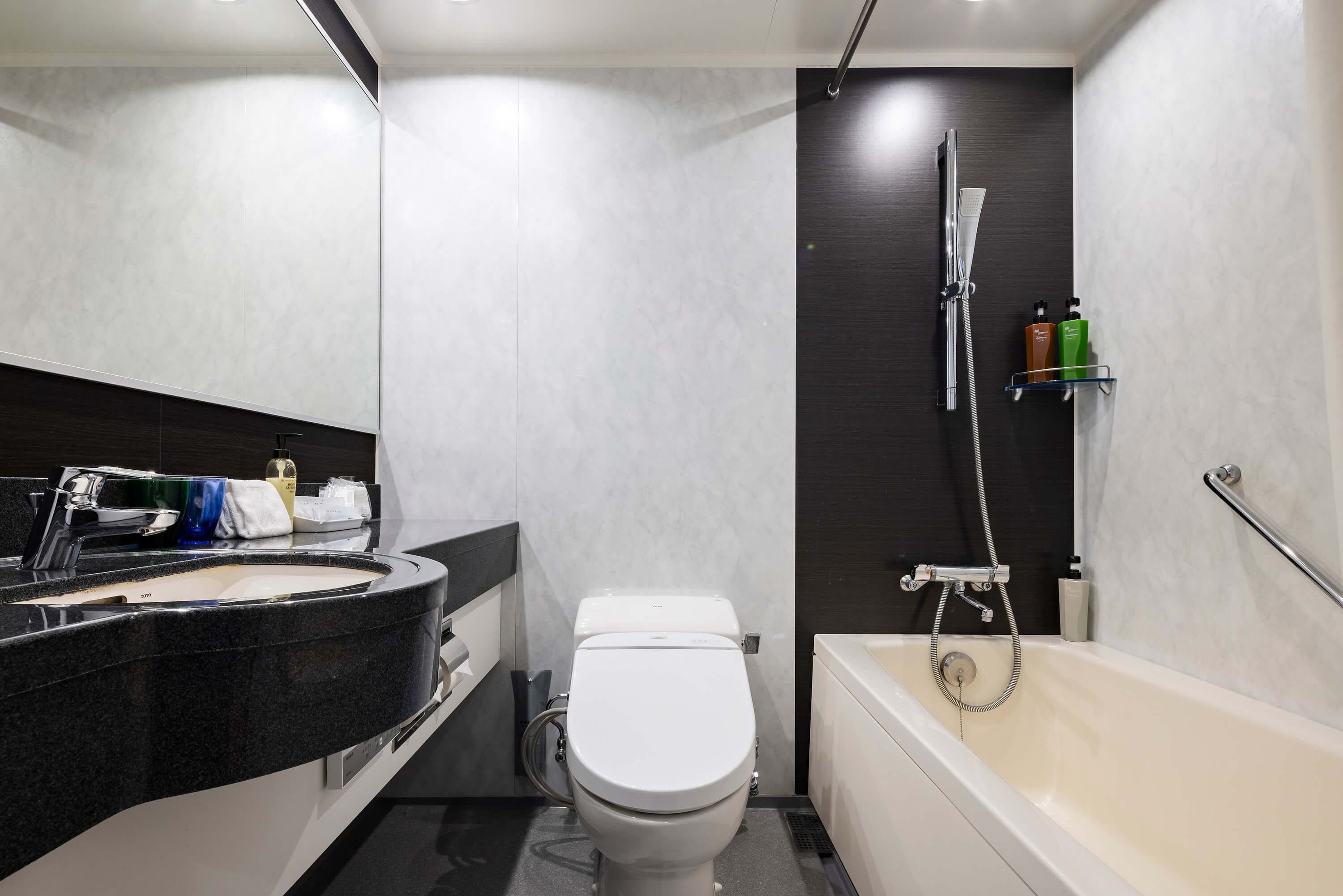 combined shower/bathtub, deep-soaking bathtub, free toiletries