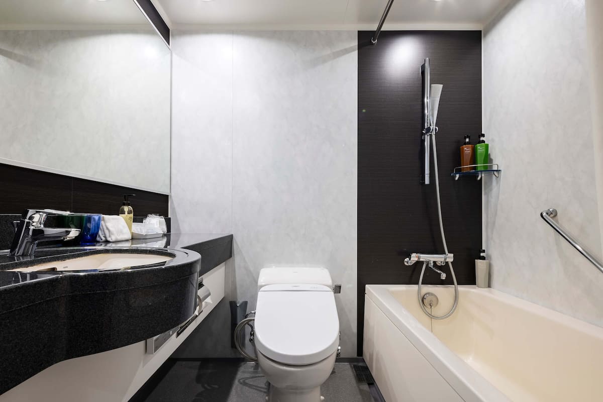 combined shower/bathtub, deep-soaking bathtub, free toiletries