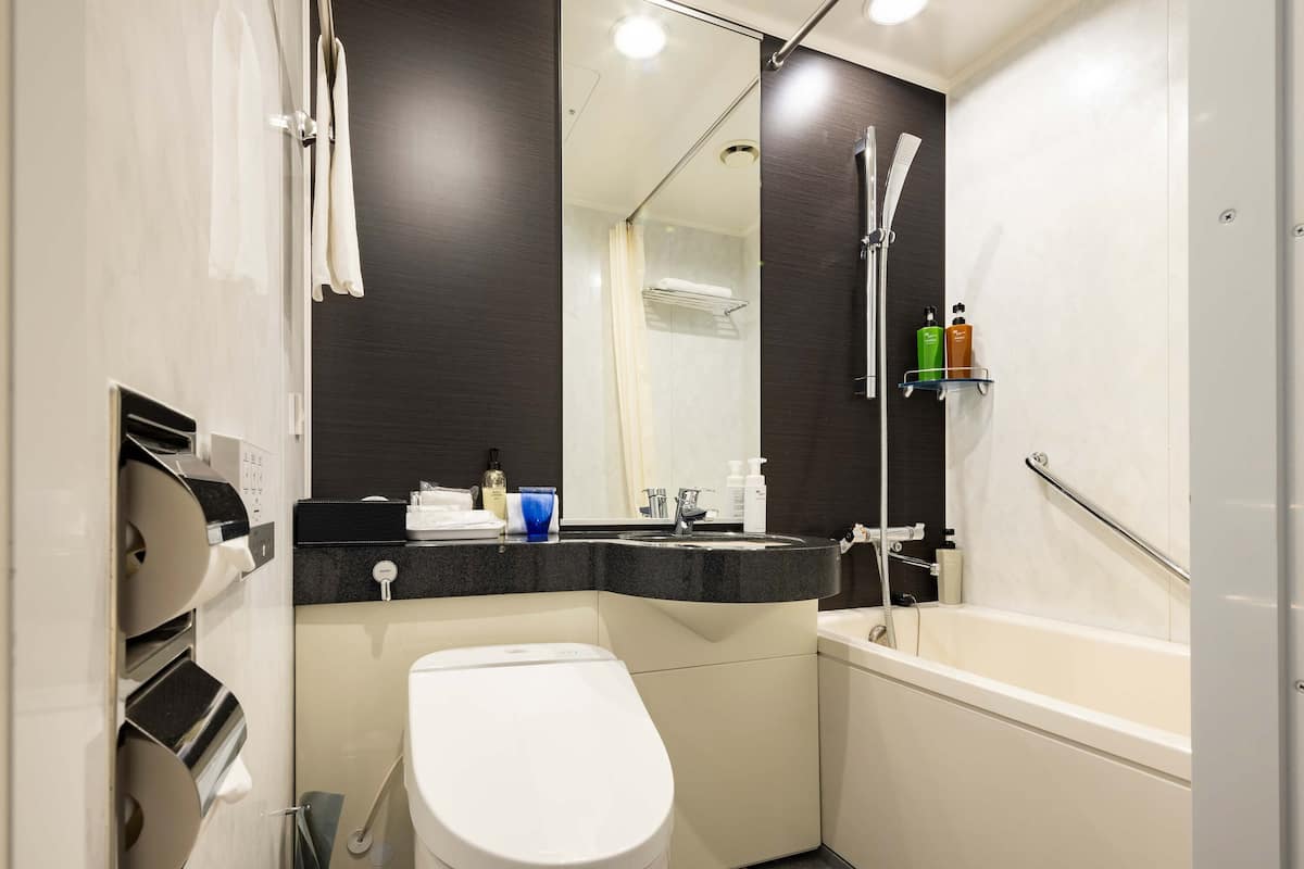 combined shower/bathtub, deep-soaking bathtub, free toiletries