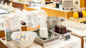 Bữa sáng buffet hàng ngày (2200 JPY/mỗi người)