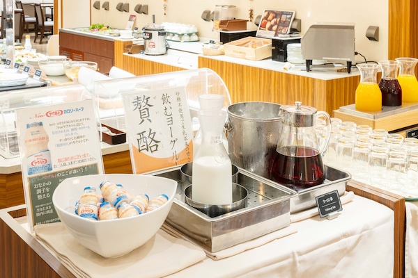 Daily buffet breakfast (JPY 2200 per person)