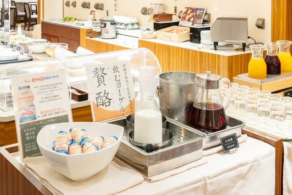 Daily buffet breakfast (JPY 2200 per person)