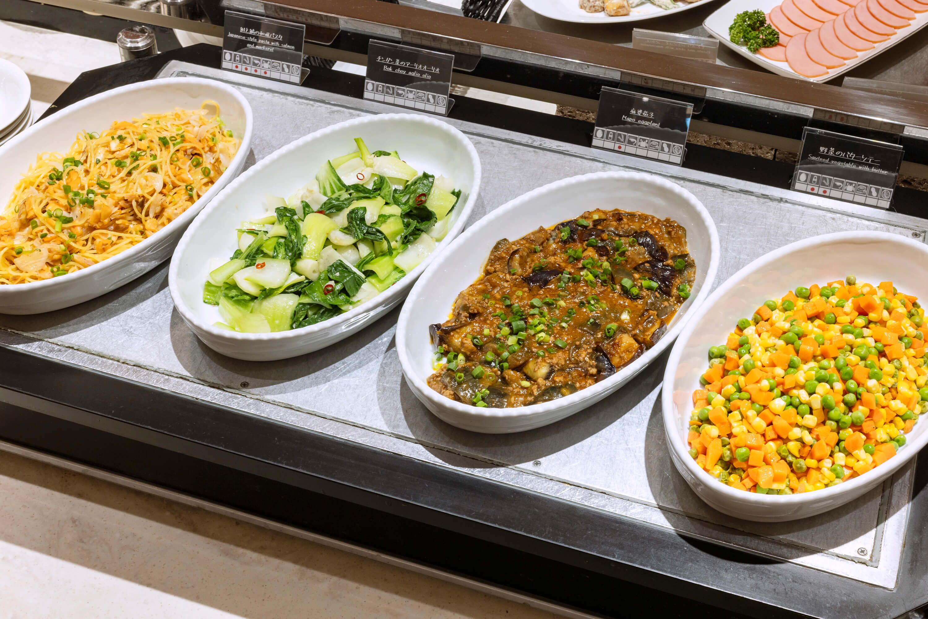 daily buffet breakfast (jpy 2200 per person)