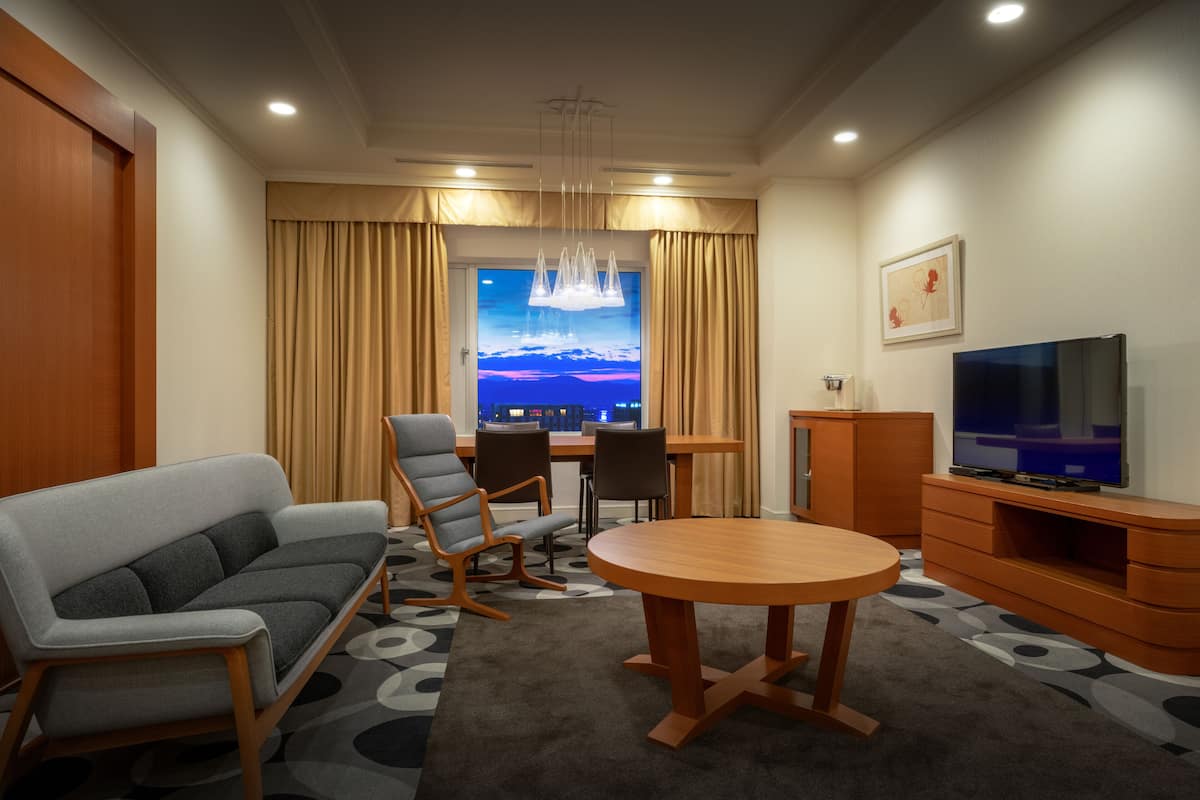 suite, non smoking | living area