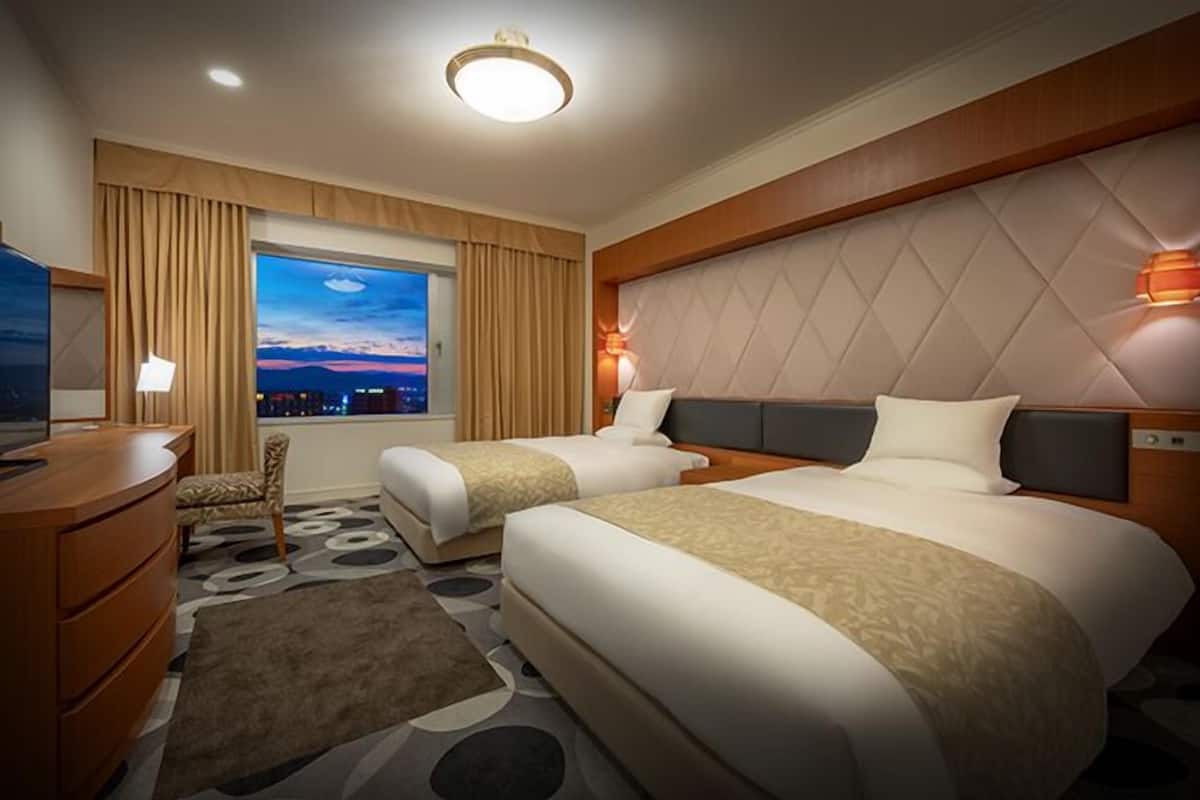 Suite, Non Smoking | Down duvets, in-room safe, individually decorated