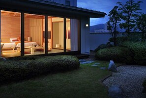 غرفة تقليدية - لغير المدخنين (Japanese Western Room, Concept Floor) | ألحفة محشوة بالريش وخزنة داخل الغرفة وبديكورات فريدة لكل غرفة