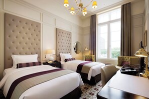 Minibar, in-room safe, desk, blackout drapes - The Tokyo Station Hotel (Tokyo)
