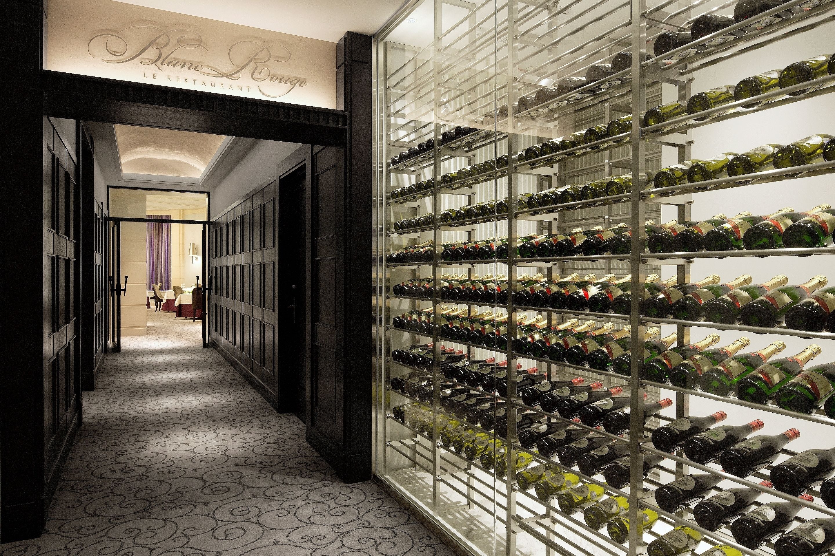 6 间餐厅，供应午餐和晚餐，日本 菜