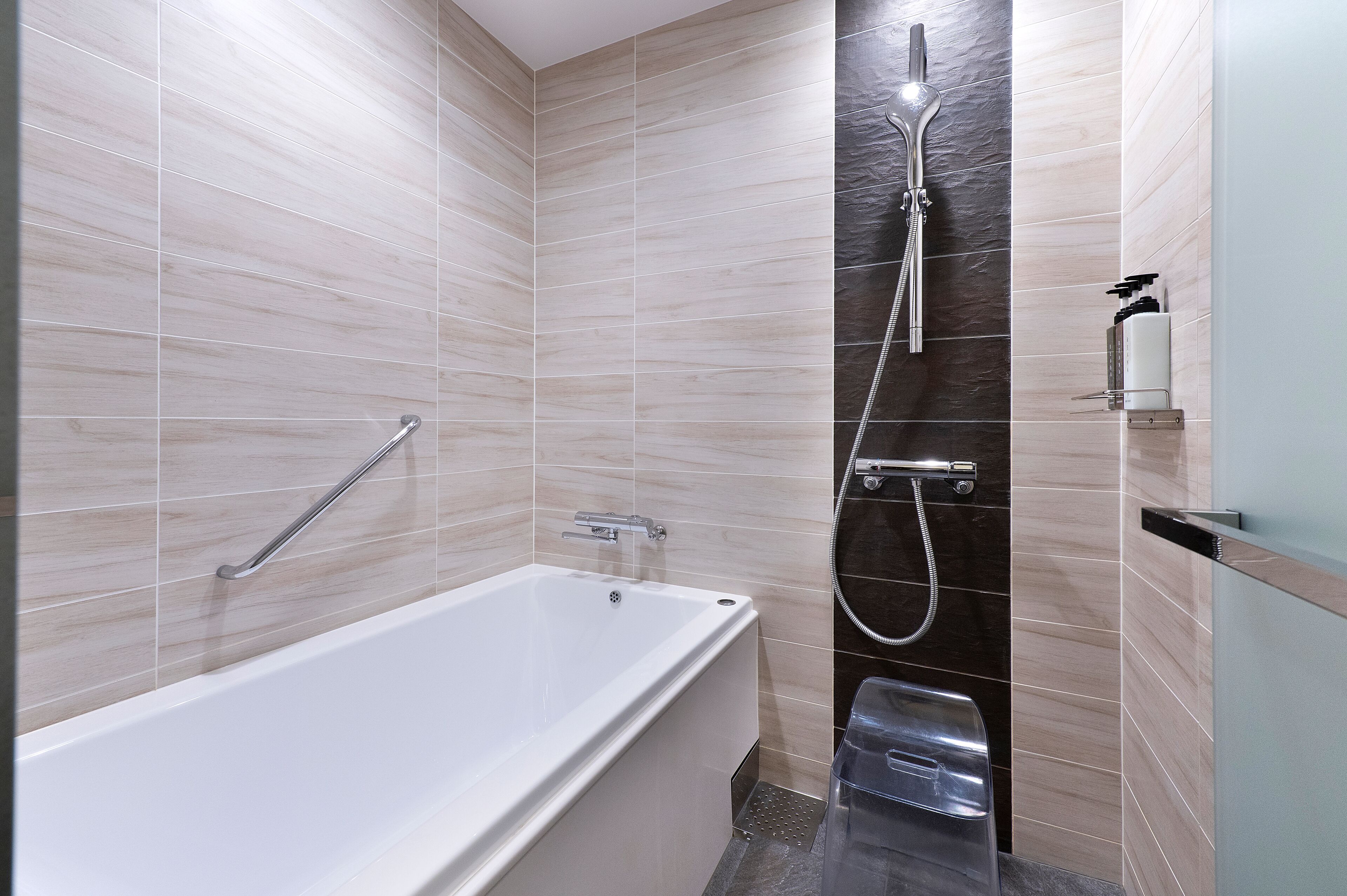 combined shower/bathtub, free toiletries, hair dryer, slippers