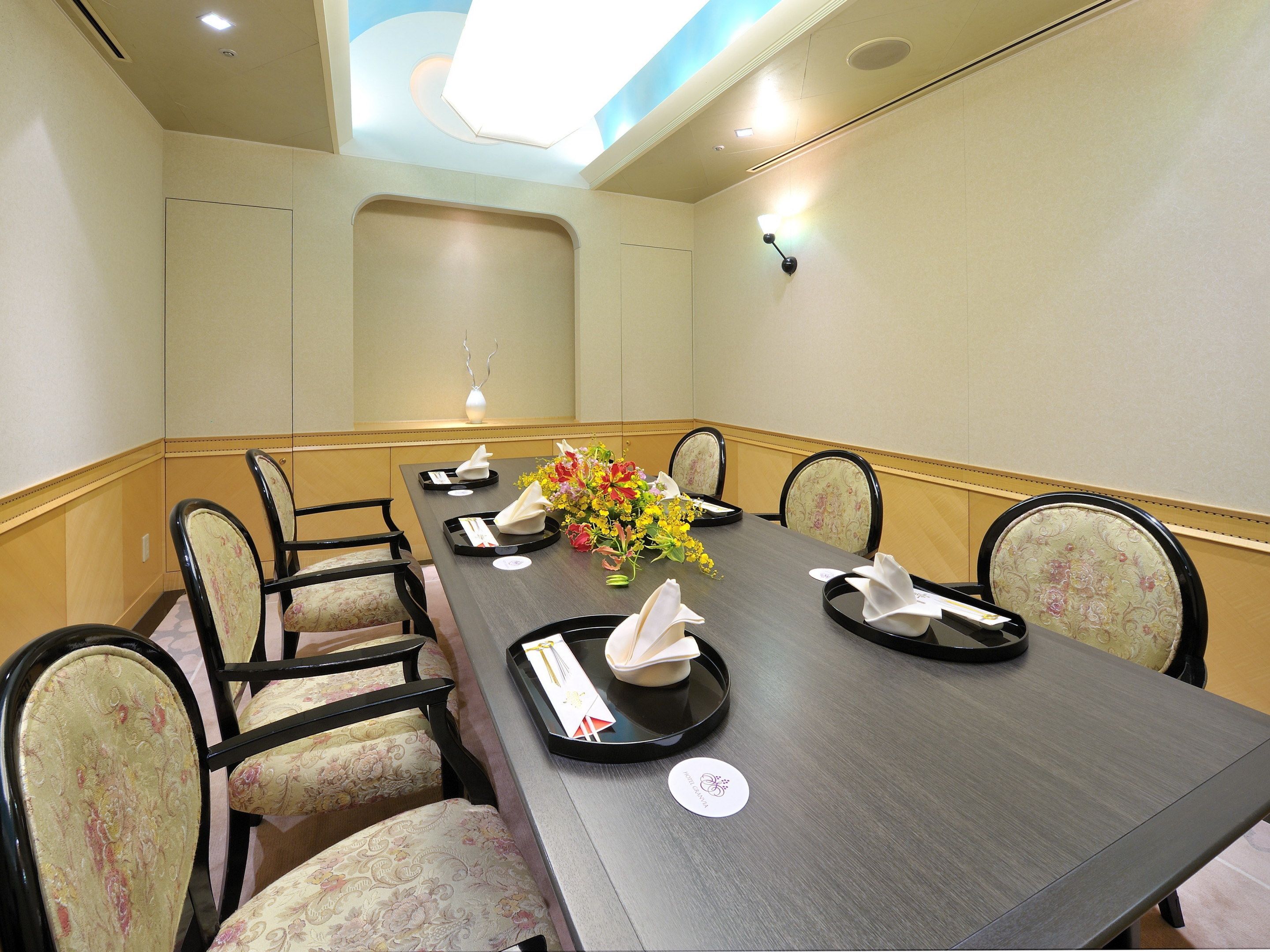 6 restaurants, breakfast, lunch, dinner served; french cuisine