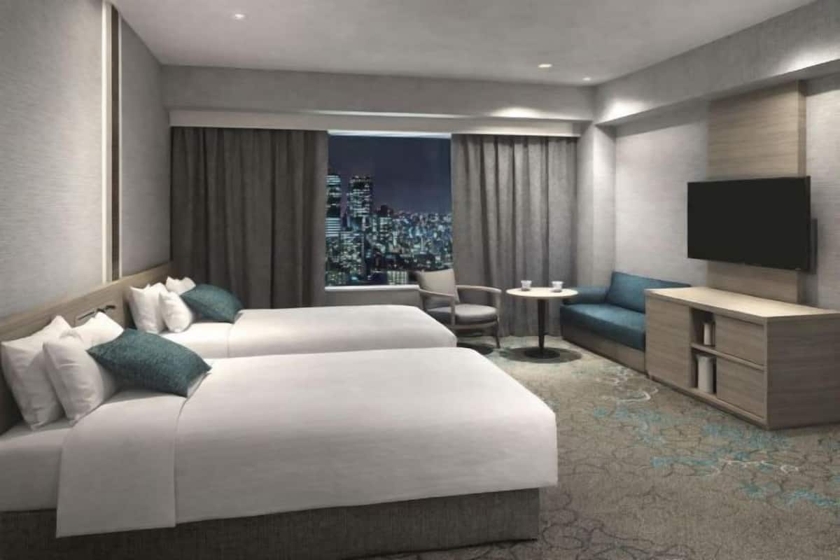 Skrivbord, arbetsyta för laptop, mörkläggningsgardiner och ljudisolering