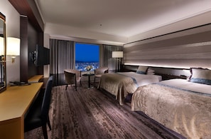 Desk, laptop workspace, blackout drapes, soundproofing - Hotel Granvia Okayama (Okayama)