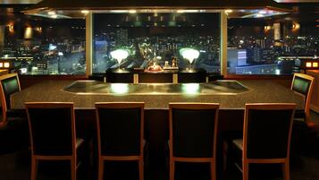 6 restaurants; ze serveren er ontbijt, lunch en diner