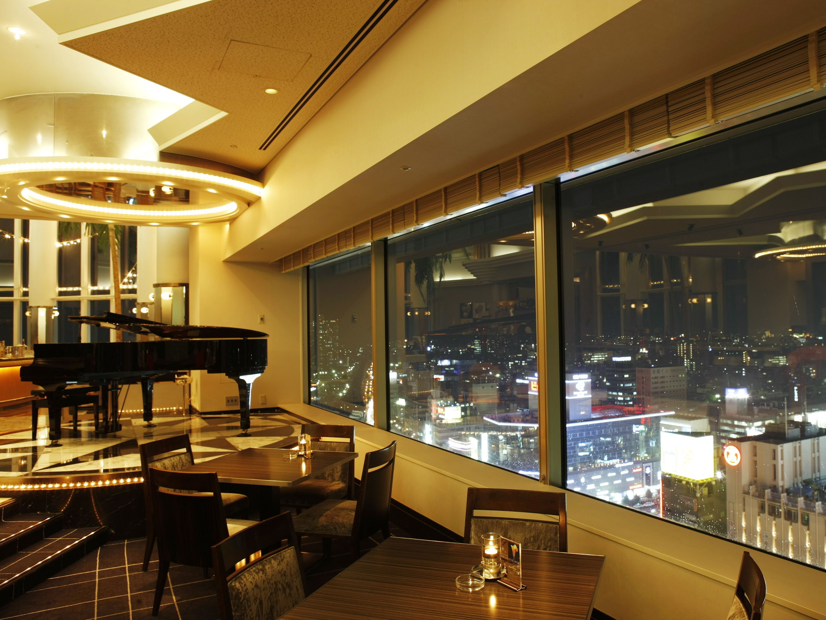 6 restaurants; breakfast, lunch, and dinner served