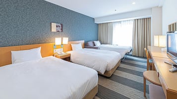 Habitación triple básica, para no fumadores | Edredón, escritorio, cortinas blackout y tabla de planchar con plancha