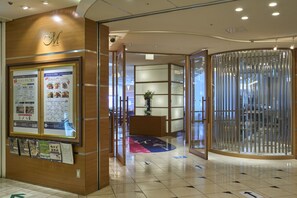 3 restaurants, breakfast, lunch, dinner served; Japanese cuisine