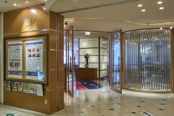 3 restaurants, breakfast, lunch, dinner served; Japanese cuisine