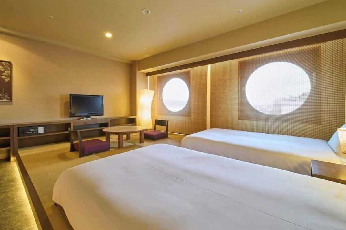 1 bedroom, down duvets, desk, blackout curtains