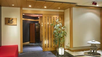3 间餐厅,供应早餐、午餐和晚餐,日本菜