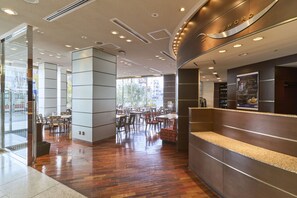 3 restaurants, breakfast, lunch, dinner served; Japanese cuisine
