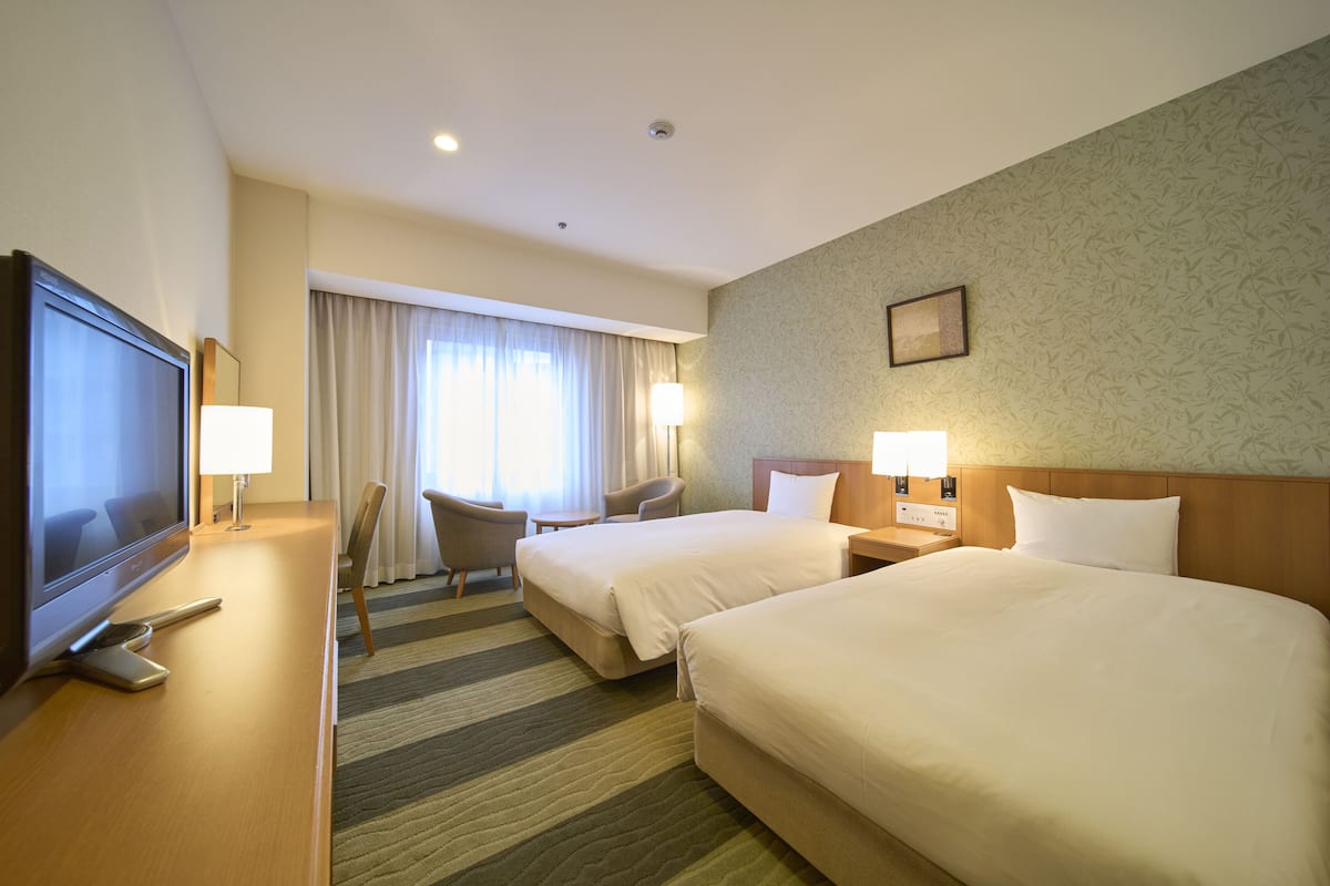 standard twin room, smoking | 1 bedroom, down duvets, desk, blackout curtains