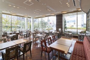 3 か所のレストラン、朝食、ランチ、ディナーに営業 (日本料理 / 和食)