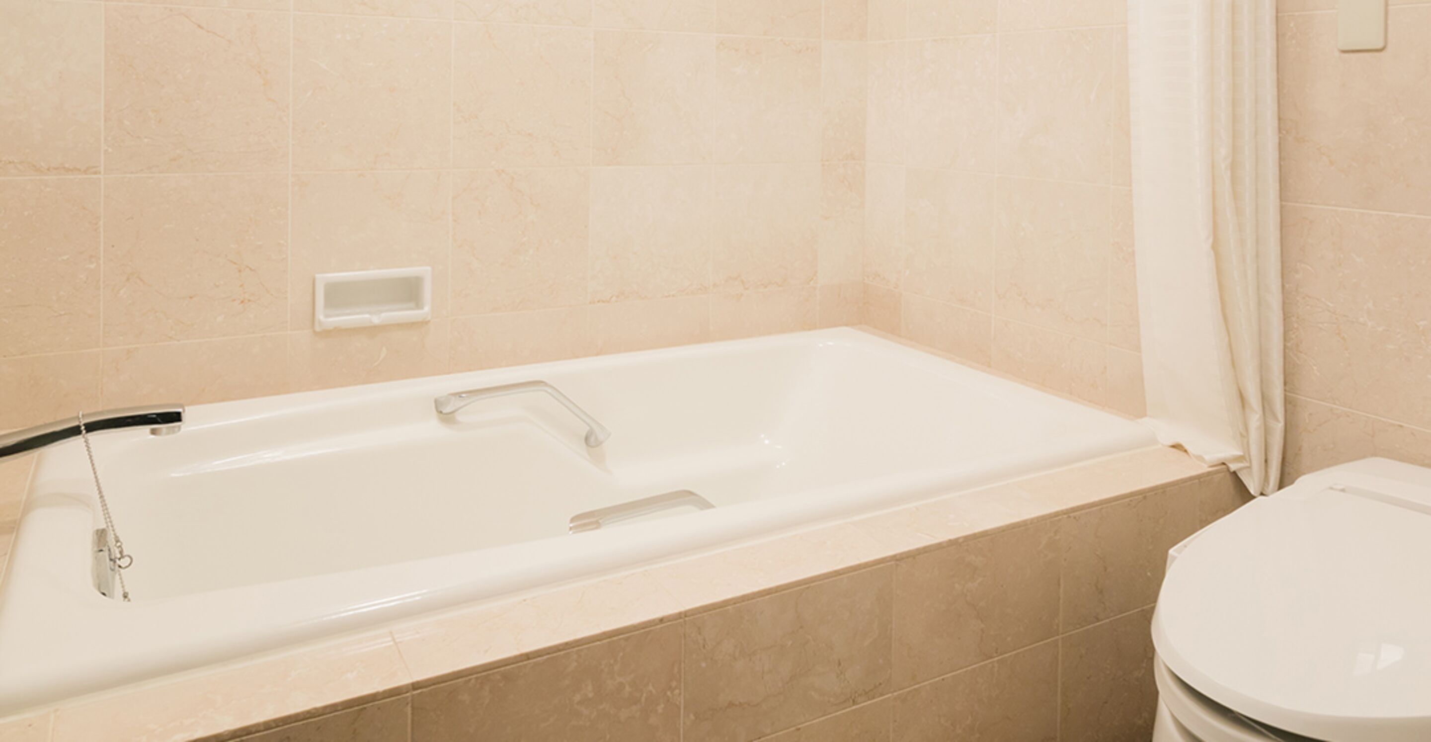 comfort suite, non smoking | bathroom | combined shower/bathtub, deep-soaking bathtub, free toiletries