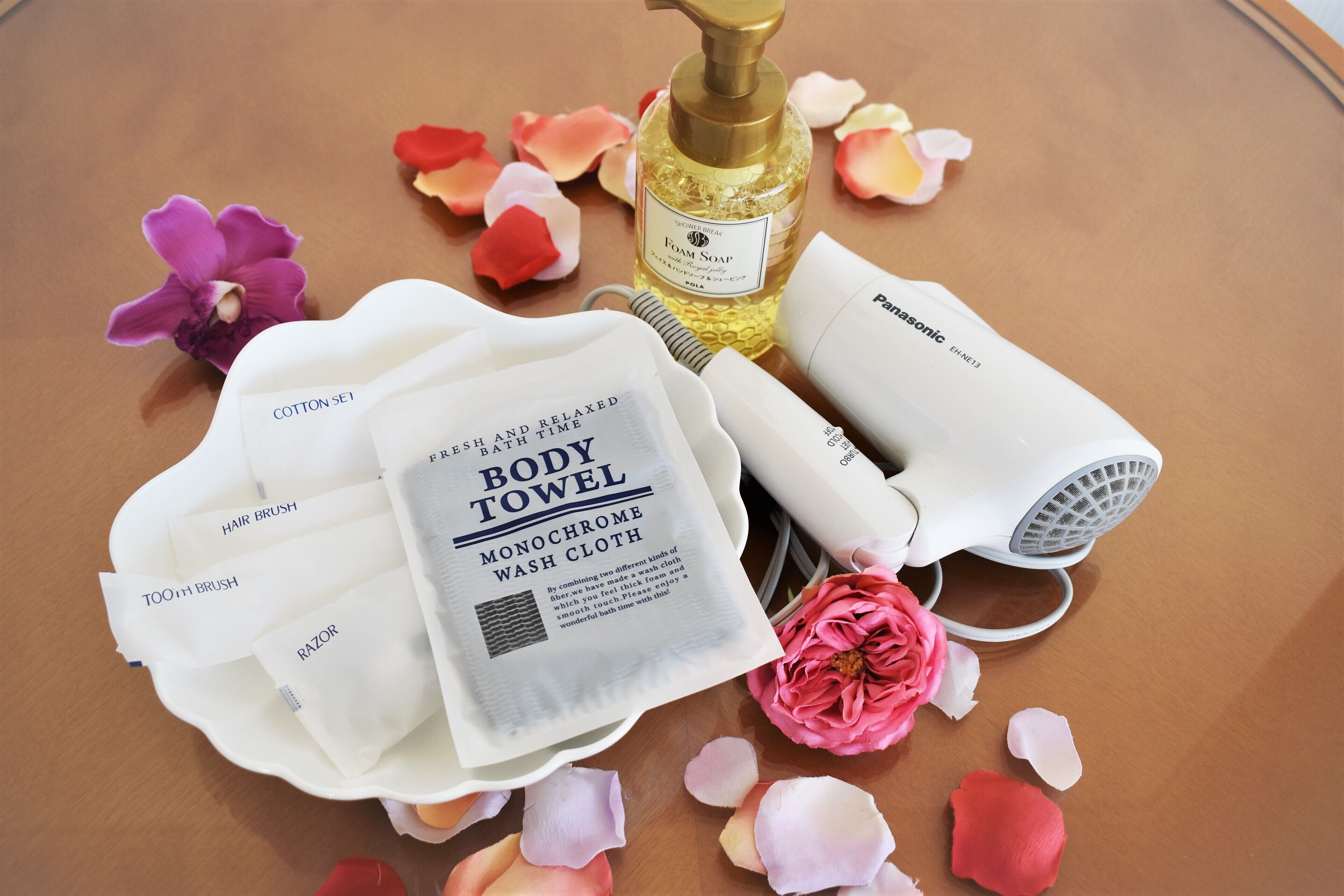 combined shower/bathtub, deep-soaking bathtub, free toiletries