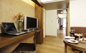Suite | Living room | 42-inch LCD TV with cable channels, TV - Regente Palace Hotel (Buenos Aires)