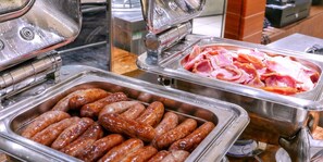Daily full breakfast (GBP 19.00 per person)