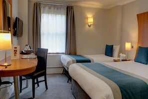 Ropa de cama de alta calidad y caja de seguridad en la habitación 