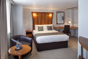 Kahden hengen executive-huone | Allergiatestatut vuodevaatteet, tallelokero huoneessa, työpöytä