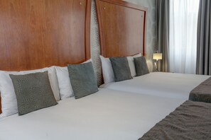 Ropa de cama de alta calidad y caja de seguridad en la habitación 