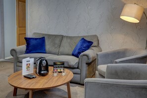 Suite | Living area | 26-inch flat-screen TV with digital channels, TV