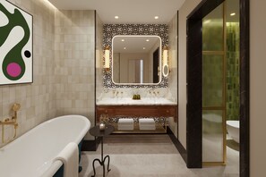 Suite, 1 très grand lit, vue ville | Salle de bain | Douche, articles de toilette écologiques, sèche-cheveux