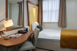 Ropa de cama de alta calidad y caja de seguridad en la habitación 