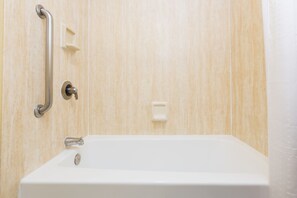 Ensemble douche/baignoire, articles de toilette gratuits, sèche-cheveux