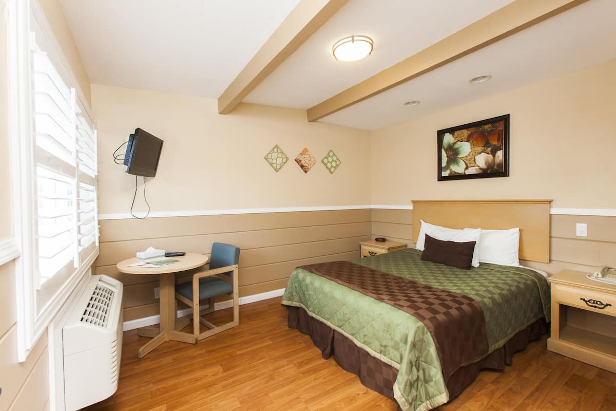 Deluxe Room, 1 Queen Bed | Premium bedding, blackout curtains, iron/ironing board, free WiFi