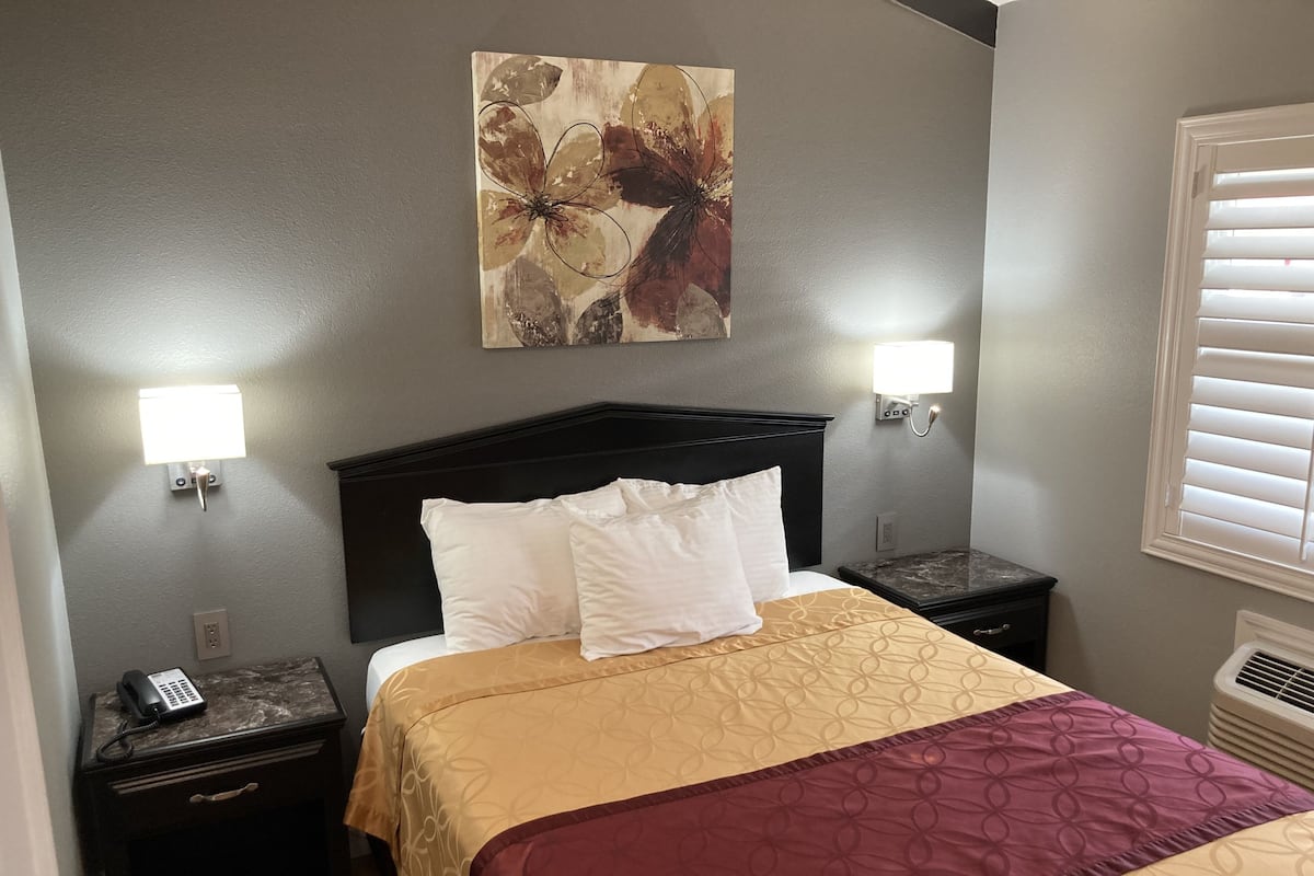 Suite | Premium bedding, blackout curtains, iron/ironing board, free WiFi