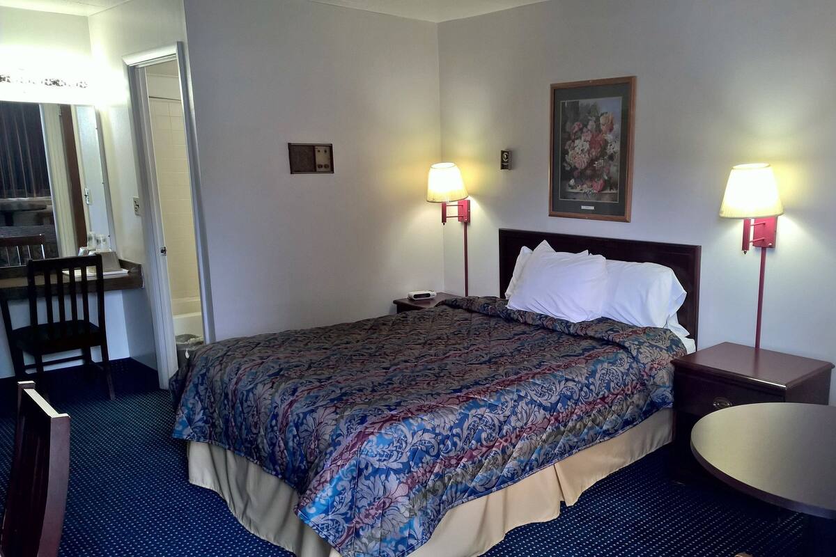 Standard Room, 1 Queen Bed | Rollaway beds (surcharge), WiFi (free)