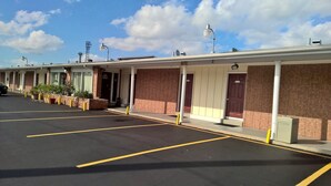 Unclassified image, 2 of 10, button - Crossroads Heritage Motel (Wentzville)