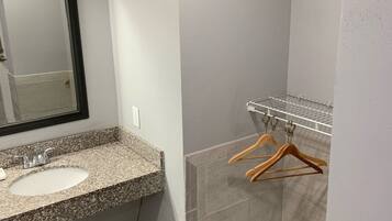 Accessible King Room | Bathroom | Hair dryer, towels