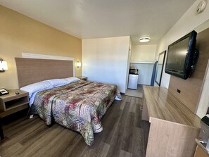 Escritorio, cortinas blackout y tabla de planchar con plancha 