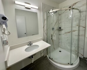 Bruser, gratis toiletartikler, hårtørrer, håndklæder
