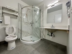 Ducha, artículos de tocador gratuitos, secador de pelo, toallas