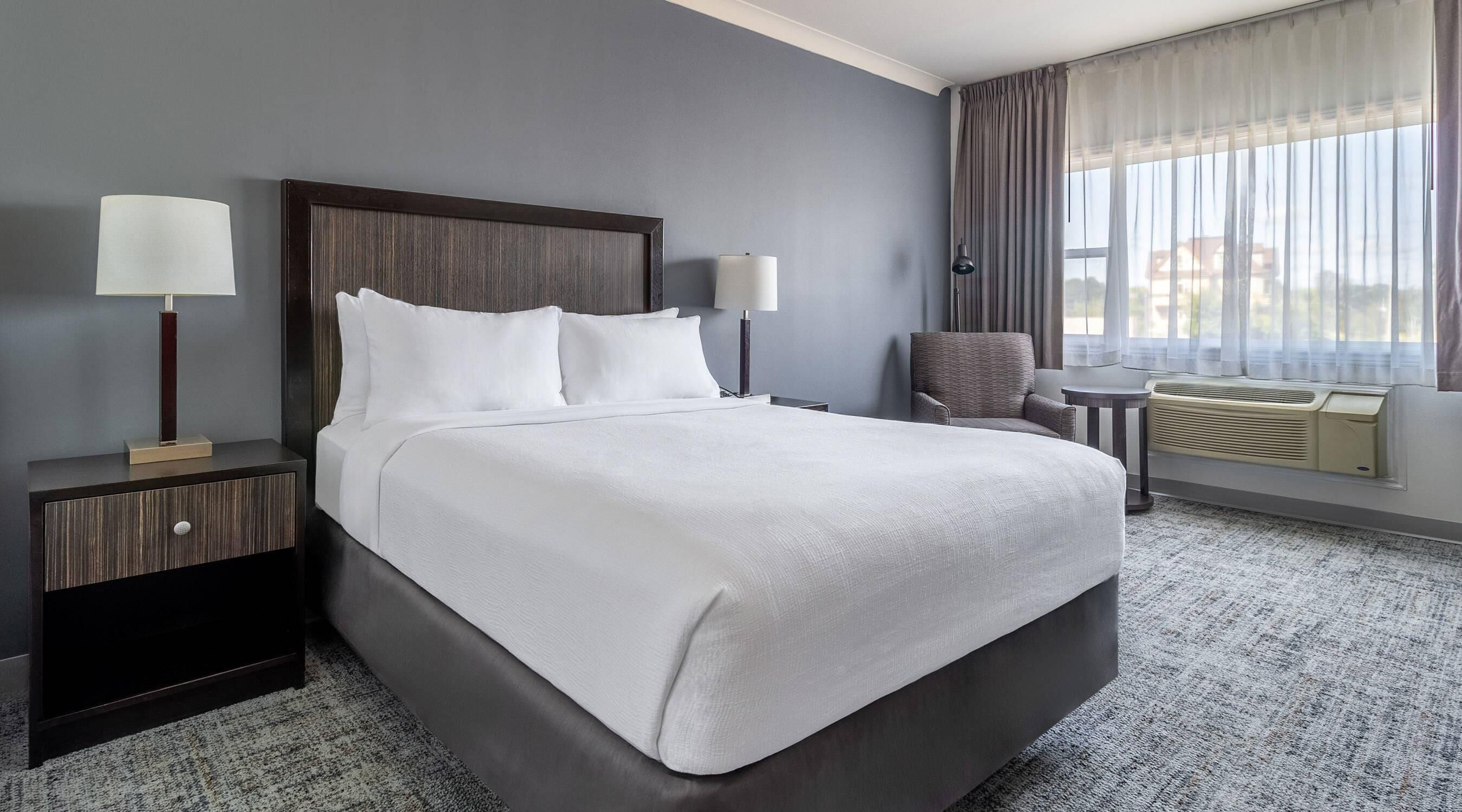 Standard Room, 1 King Bed, Non Smoking | Premium bedding, pillowtop beds, in-room safe, blackout drapes